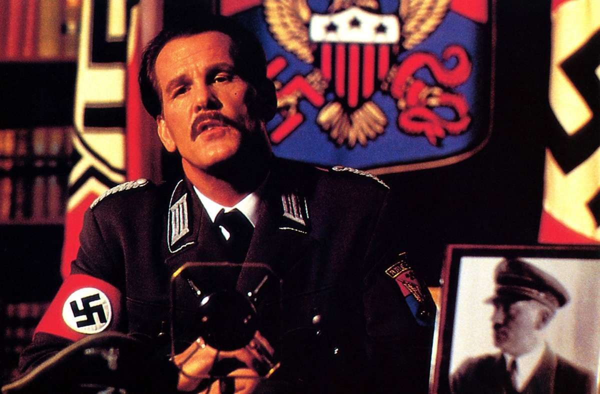 „Schatten der Schuld“ (1996): Nick Nolte vor einem Hitler-Porträt