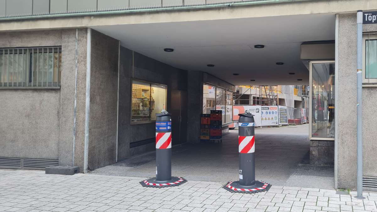 Auch am Töpferplatz wurden am kleinen Durchgang zur Rathauspassage mobile Poller aufgestellt.