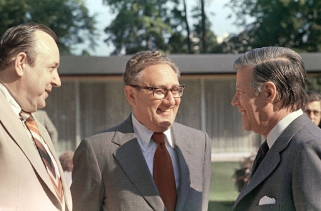 In dieser Funktion war er auch bei den politischen Führern weltweit gefragt. Hier spricht er mit Henry Kissinger (Mitte) und Helmut Schmidt (r.) im Jahr 1975.