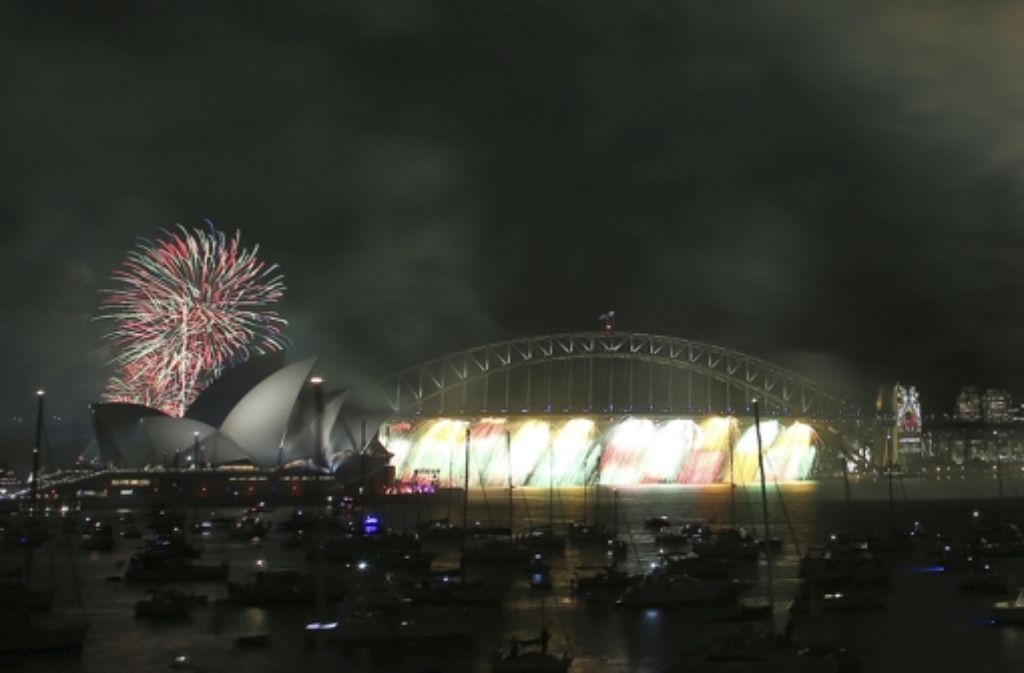 Im australischen Sydney wurde das neue Jahr mit einem fulminanten Feuerwerk über der Oper und der Harbour Bridge begrüßt.
