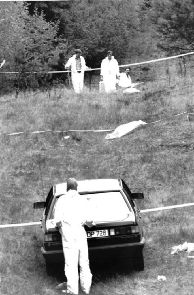 Auf dem Foto von 1989 ist ein Polizeibeamter zu sehen, der ein Fahrzeug untersucht, das in der Nähe eines Tatortes in Göhrde stand. Im Dezember 2017 meldete die Polizei, dass sie mit „hoher Wahrscheinlichkeit“ den Mörder gefunden hat: Friedhofsgärtner Kurt-Werner Wichmann.