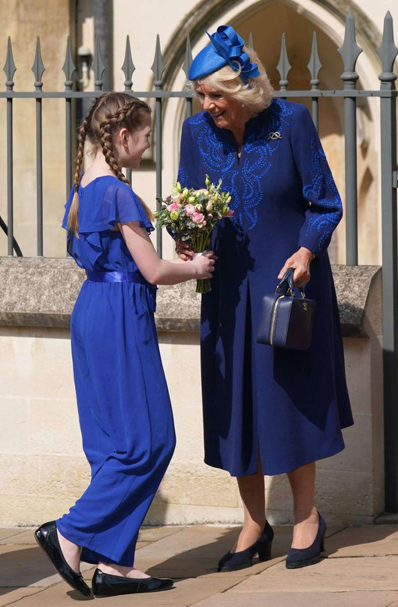 Königin Camilla bekam von einem kleinen Mädchen Blumen.