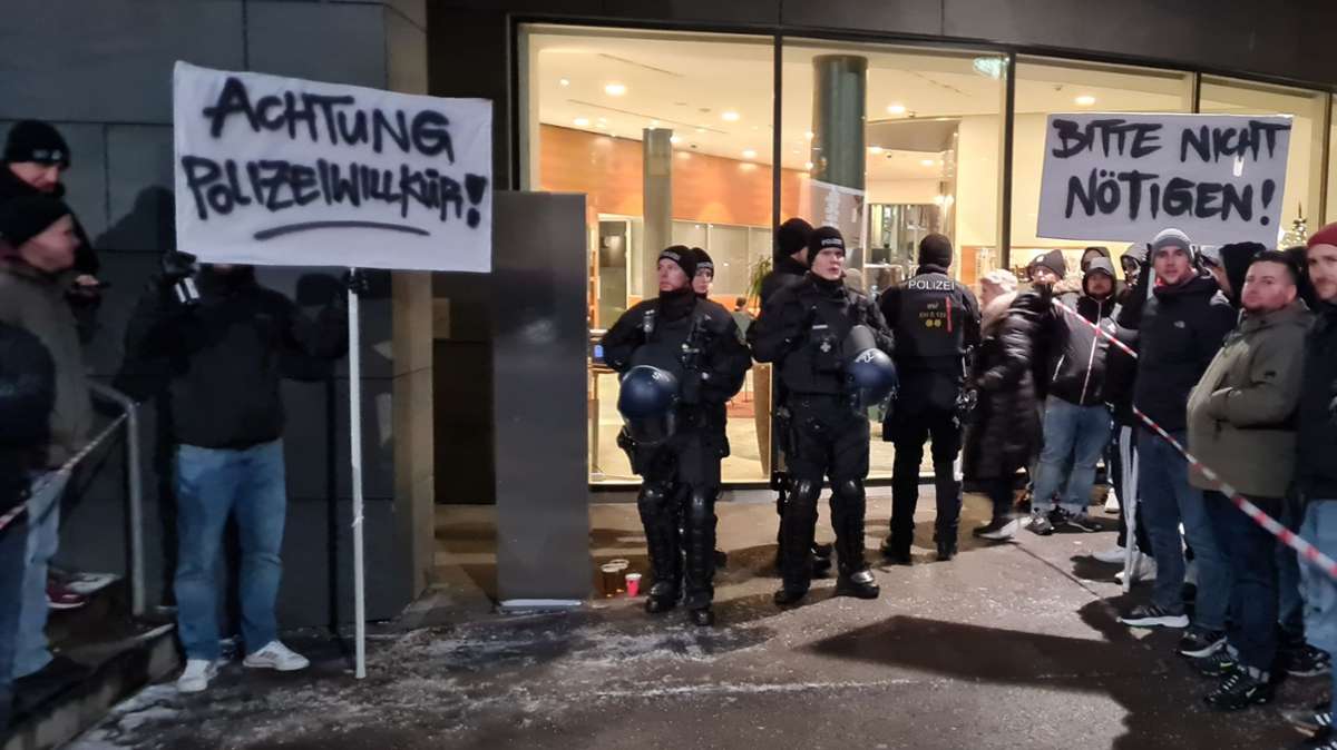 Vier Beamte harrten am Eingang des Hotels bis zum Ende des Protests aus.