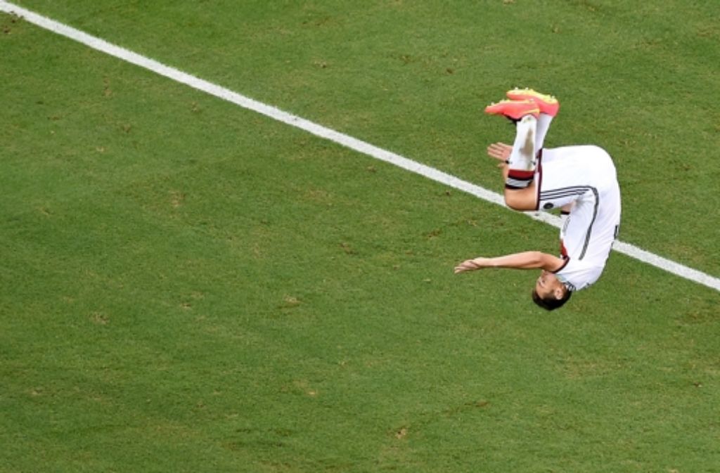 In der zweiten Hälfte gegen Ghana trifft Miroslav Klose zum 2:2-Ausgleich für Deutschland – und beschert sich selbst einen neuen Rekord.