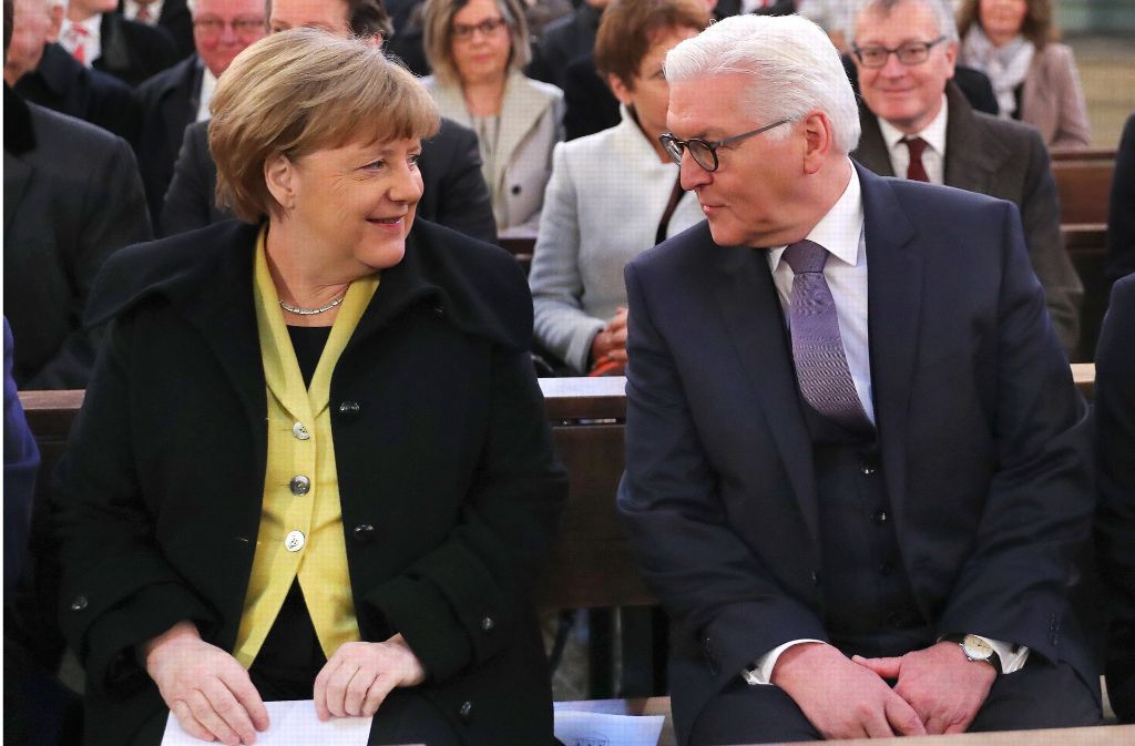 Angela Merkel und Frank-Walter Steinmeier, Kandidat bei der Wahl zum Bundespräsidenten, in der St. Hedwigs-Kathedrale beim Gottesdienst vor der Wahl des Bundespräsidenten. Foto: dpa