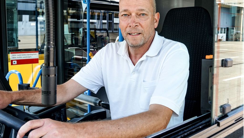  Busfahrer bei der SSB müssen sich täglich dem Stress auf Stuttgarts Straßen stellen. Matthias Küttner verrät uns, warum er seinen Job trotzdem gerne macht – und was auf seinem Gehaltszettel steht. 