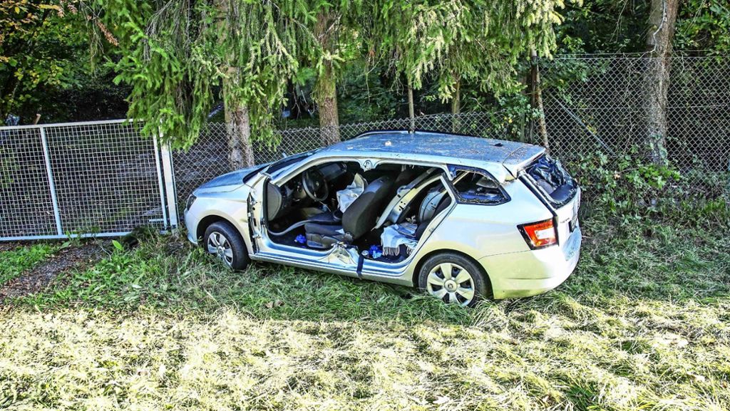Polizeibericht aus Leonberg: Skoda-Fahrer kracht in Maschendrahtzaun