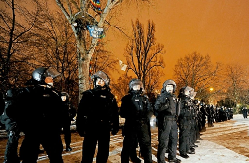 Februar 2012 Mehr als 2000 Beamte riegeln den Schlossgarten ab. Das Protestcamp wird geräumt. Stunden später fallen die ersten Bäume. Anders als im Herbst 2010 eskaliert die Situation nicht.