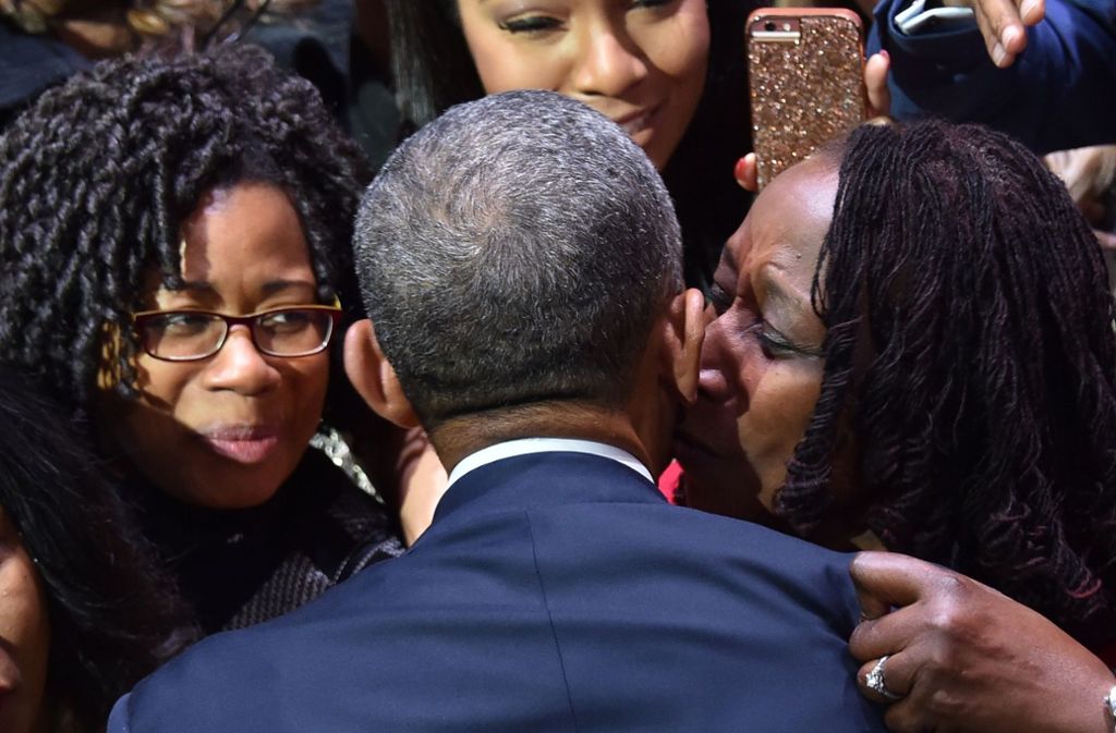 Tränenreicher Abschied auch unter den Anhängern: Nach seiner Rede wollen viele Zuhörer in Chicago noch einmal ihren Präsidenten umarmen.