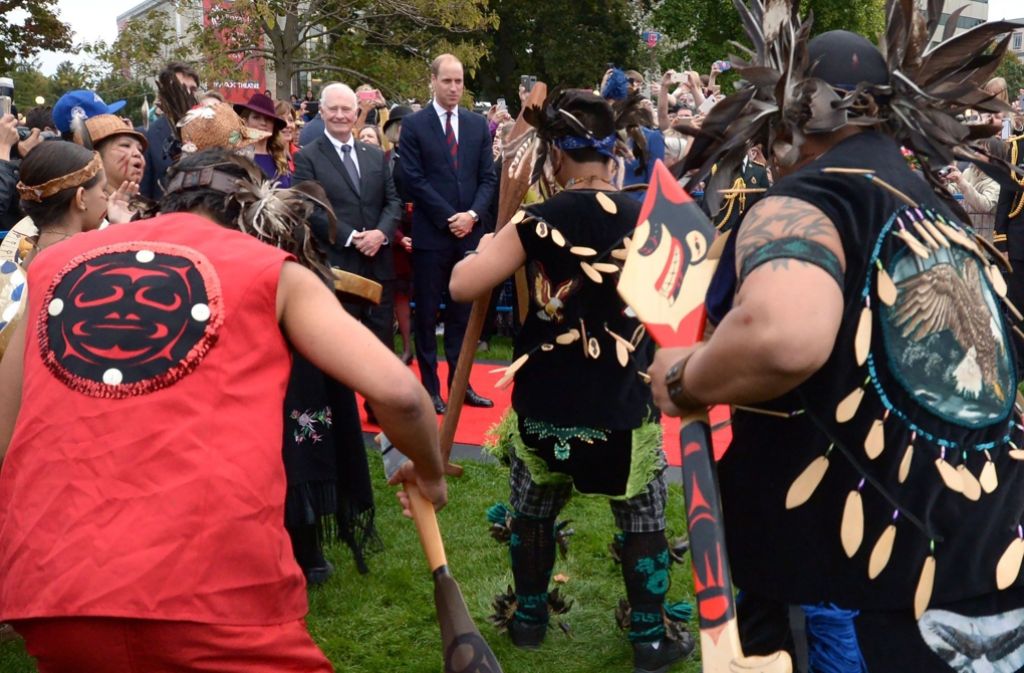 Kanadische Ureinwohner begrüßen die Königsfamilie.