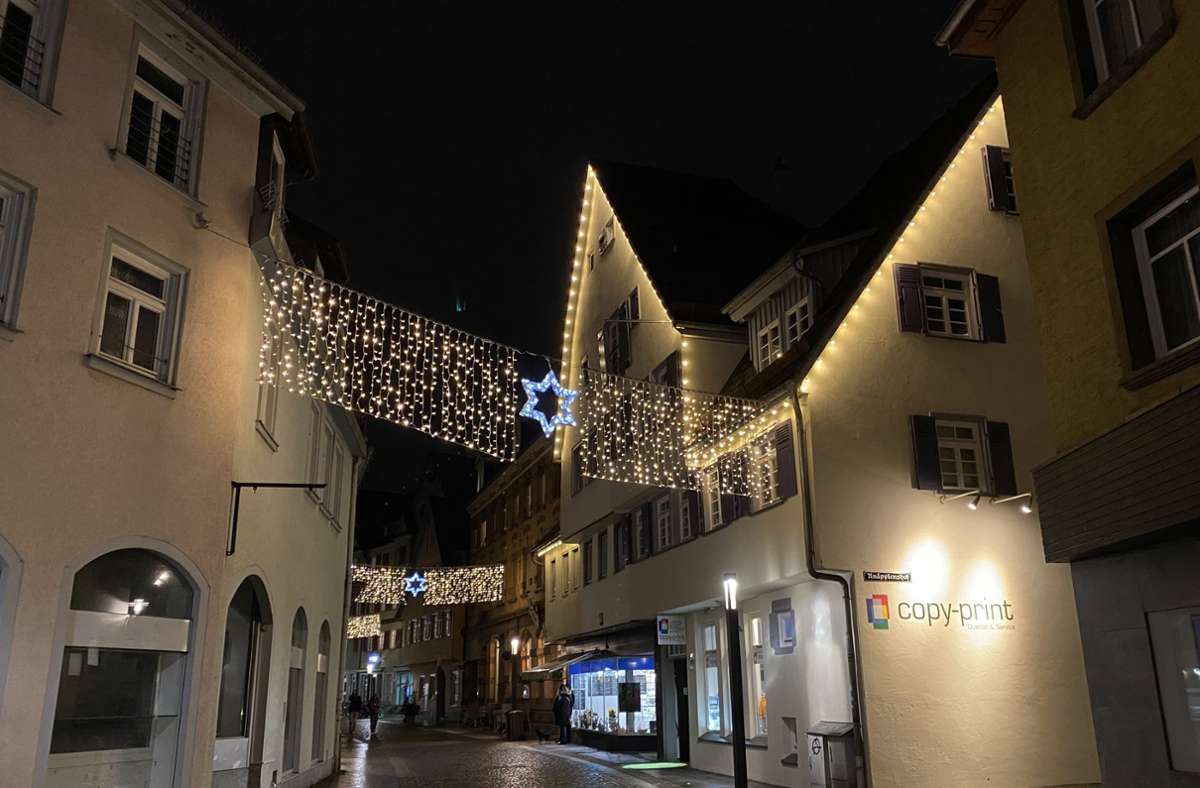 Je weiter man in das mittelalterliche Stadtzentrum vordringt, desto heimeliger wird die Weihnachtsdeko.