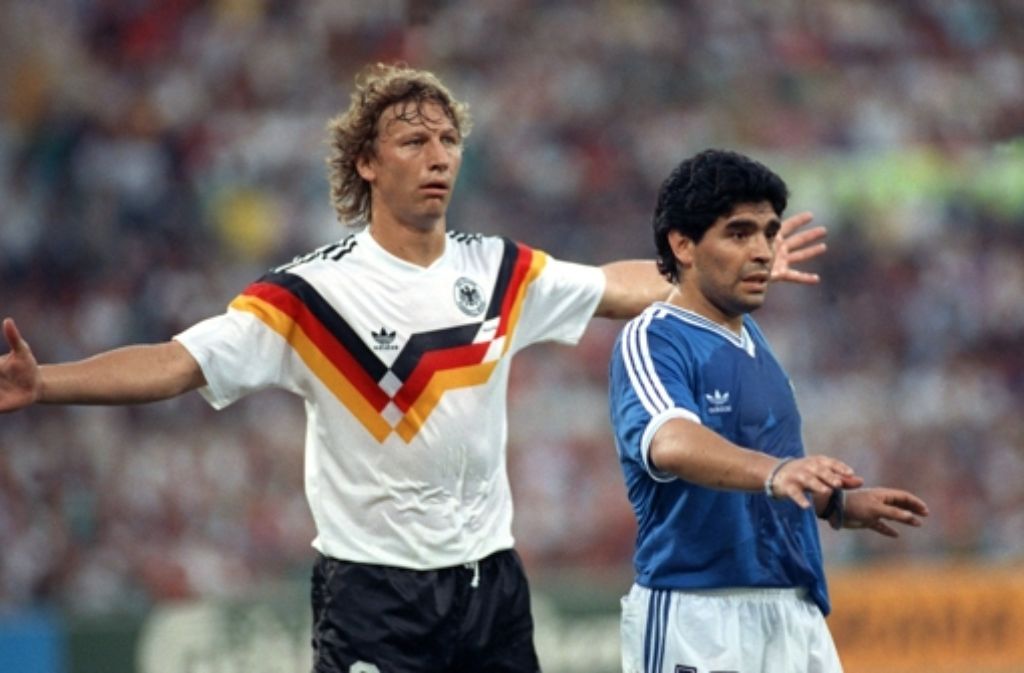 Maradona mit Guido Buchwald im WM-Finale 1990 in Rom.