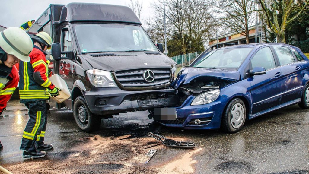 Unfall in Böblingen: Autofahrerin kracht gegen Sprinter