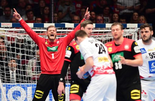 Die deutschen Handballer freuen sich über den Sieg gegen Österreich, den größten Anteil daran hat Torwart Jogi Bitter (li.). Foto: dpa/Robert Michael