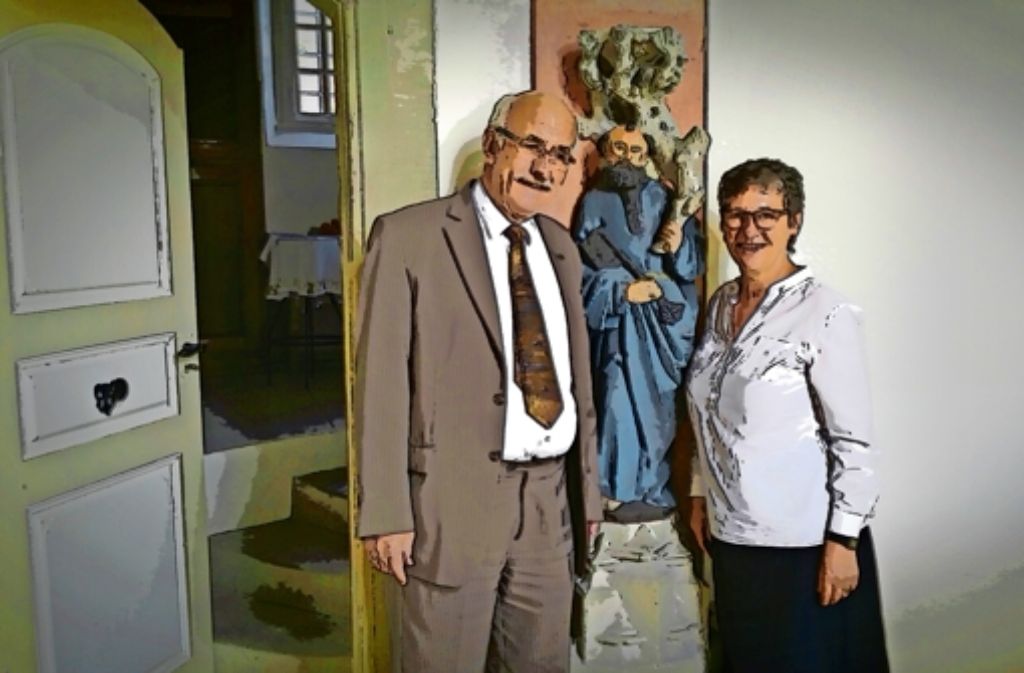 Pfarrerin Margarete Goth und ihr Mann Diederich Lüke vor der Petrusfigur in der Kirche in Obertürkheim Foto: Raidt