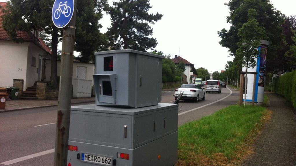  Derzeit prüft die Stadt Stuttgart eine transportable Neuentwicklung von Jenoptik. Sie könnte die Lücke zwischen den stationären Radarfallen und den mobilen Geräten in Autos schließen. Ob die Stadt das Gerät anschafft ist auch eine Frage des Geldes. 