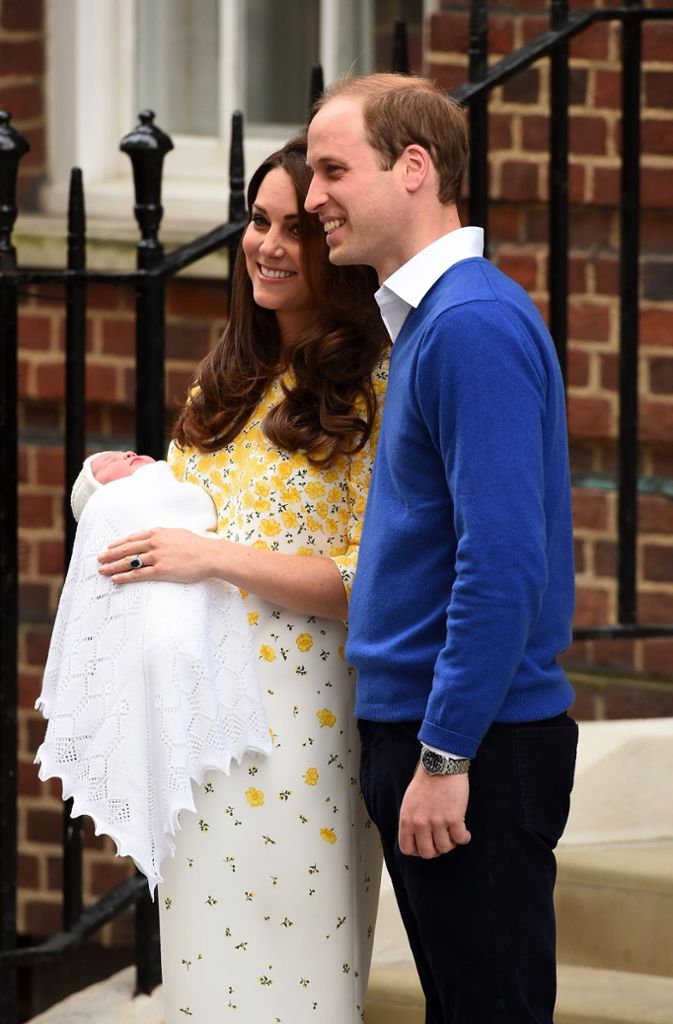 Herzogin Kate trug damals ein Kleid mit gelben Streublümchen.