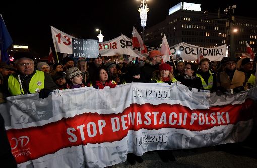 Zehntausende Polen protestieren gegen den Umbau des Staates durch die Regierung. Foto: dpa
