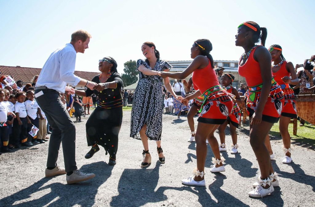 Freudentänzchen im Township von Nyanga in Kapstadt: Prinz Harry und Meghan tanzen mit Mitgliedern der Hilfsorganisation „Justice desk“.