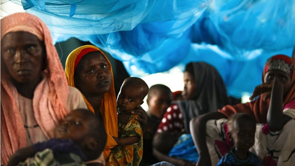 Die Regierung Kenias will ihre beiden größten Flüchtlingslager schließen und Hunderttausende Vertriebene zurückschicken, vor allem nach Somalia. Hilfsorganisationen sind entrüstet. 