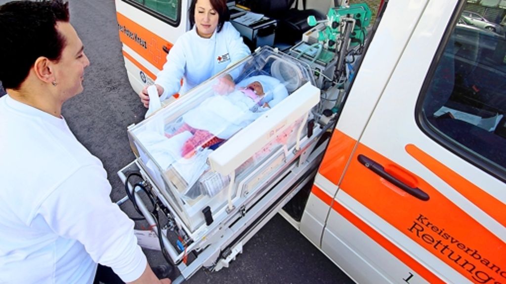 Das Rote Kreuz und die Böblinger Kinderklinik sammeln Spenden für die rund 120 000 Euro teure Neuanschaffung. Es ist das vierte Fahrzeug in fast 35 Jahren. Im Schnitt rückt die Intensivstation auf vier Rädern jeden zweiten Tag aus. 