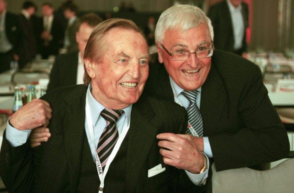 Er prägte die deutsche Fußballlandschaft entscheidend mit: DFB-Ehrenpräsident Gerhard Mayer-Vorfelder mit DFB-Präsident Theo Zwanziger (rechts) vor fünf Jahren bei der Generalversammlung der Deutschen Fußball-Liga in Berlin.