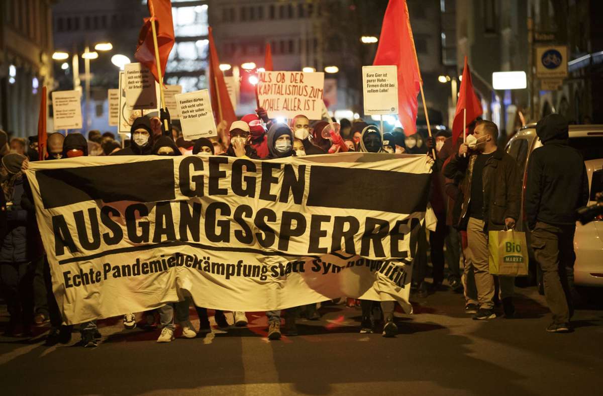 Rund 200 Demonstranten versammelten sich am Freitag um 20:30 Uhr auf dem Marienplatz.