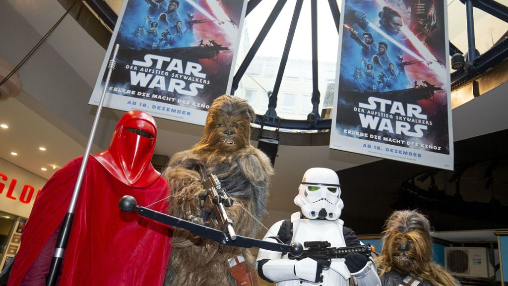 Die Innenstadtkinos in Stuttgart kennen heute nur einen Film: Star Wars – Episode IX – der Aufstieg Skywalkers. Eingefleischte Fans kommen kostümiert – der Film läuft stündlich. 