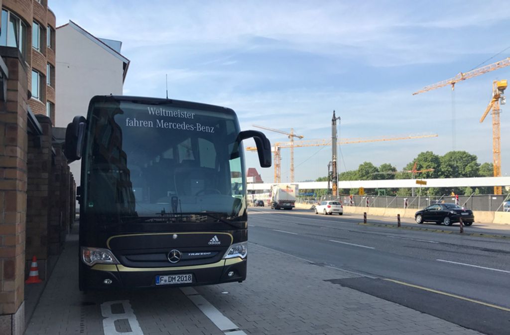 Der Bus der Nationalmannschaft wartet vor dem Hotel. damit geht es zum VfB auf das Trainingsgelände, um auf dem Platz zu arbeiten. Das Training ist nicht öffentlich.