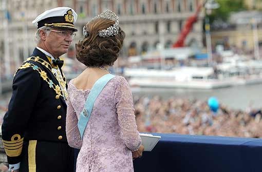 Das Königspaar lässt sich nicht beirren: Carl Gustaf redet sich raus, Silvia schweigt. Foto: dpa