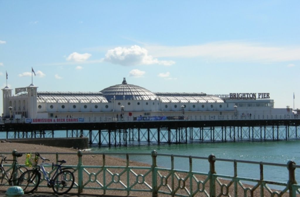 Aus der Ferne betrachtet ist alles schön – auch der Amüsierflecken Brighton Pier. Der Debütautor Mark Peterson schaut aber lieber auf die übleren Flecken der Badestadt. Foto: o-fey