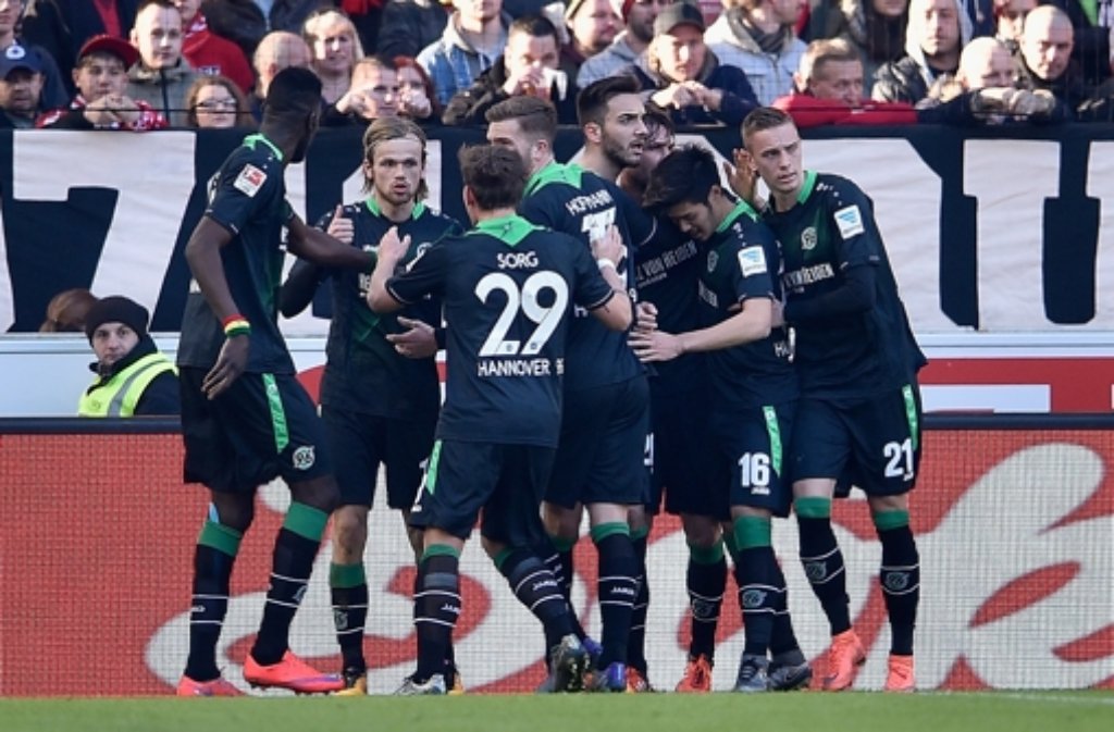 Die Mannschaft von Hannover 96 jubelt über den Ausgleich in der ersten Halbzeit.