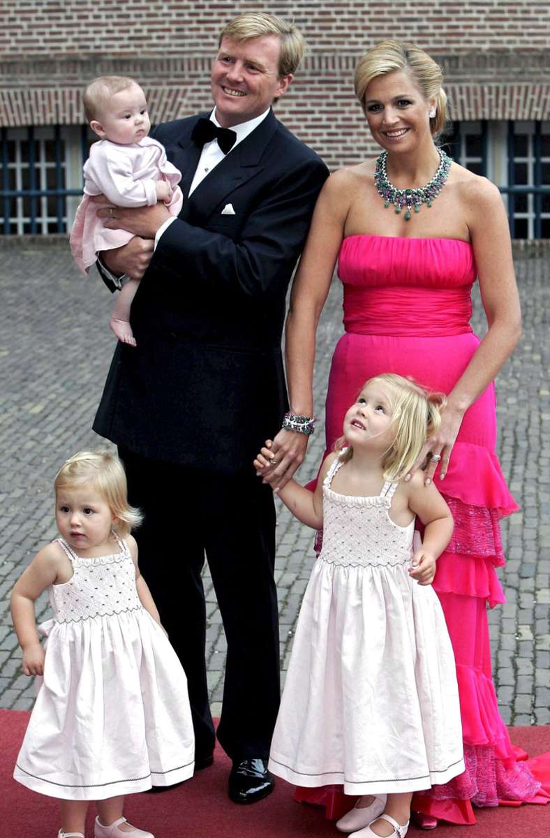 Drei-Mädel-Haus in Oranje: Die spätere Thronfolgerin Amalia (rechts) kommt 2003 zu Welt, 2005 folgt Alexia und 2007 Ariane (auf dem Arm ihres Vaters).