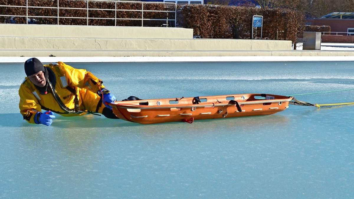 Neue Anzüge für Leonberger Feuerwehr: Gut gerüstet für den Einsatz auf dünnem Eis