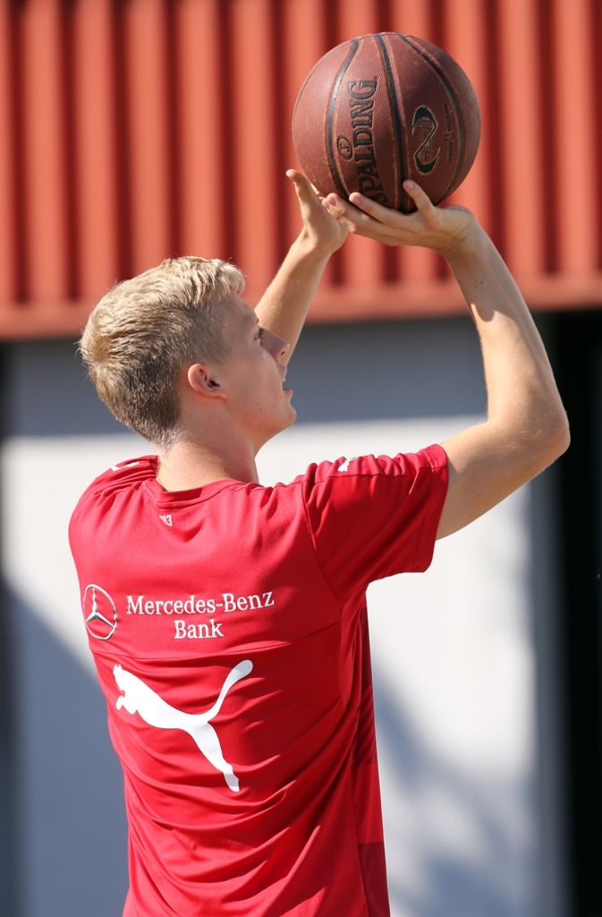 Timo Baumgartl will sein Talent beim Basketball beweisen.