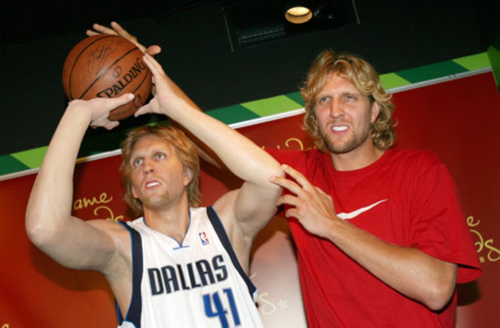 Basketball-Star Dirk Nowitzki - Original (rechts) und Fälschung.