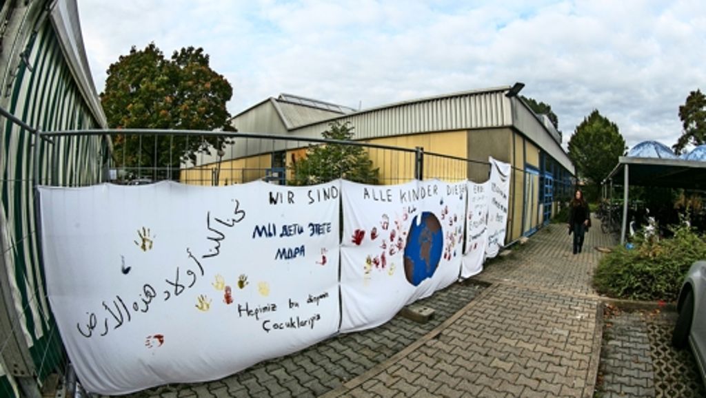 Notunterkunft für Flüchtlinge in Geislingen: Ein Bauzaun trennt Schüler und Flüchtlinge