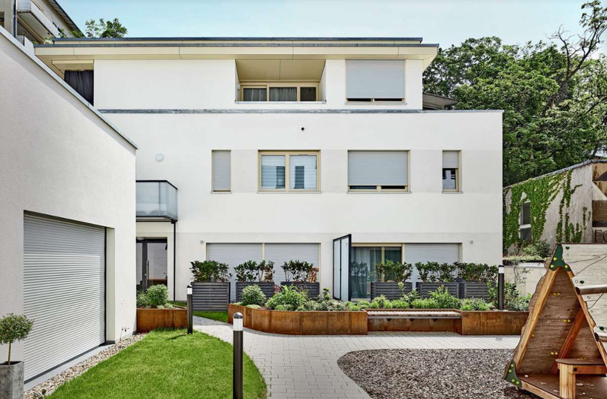 Hier entstanden drei reihenhausartige Einheiten mit Garten und Loggia im Innenhof des umgebauten Gebäudekomplexes in der Urbanstraße in Stuttgart.