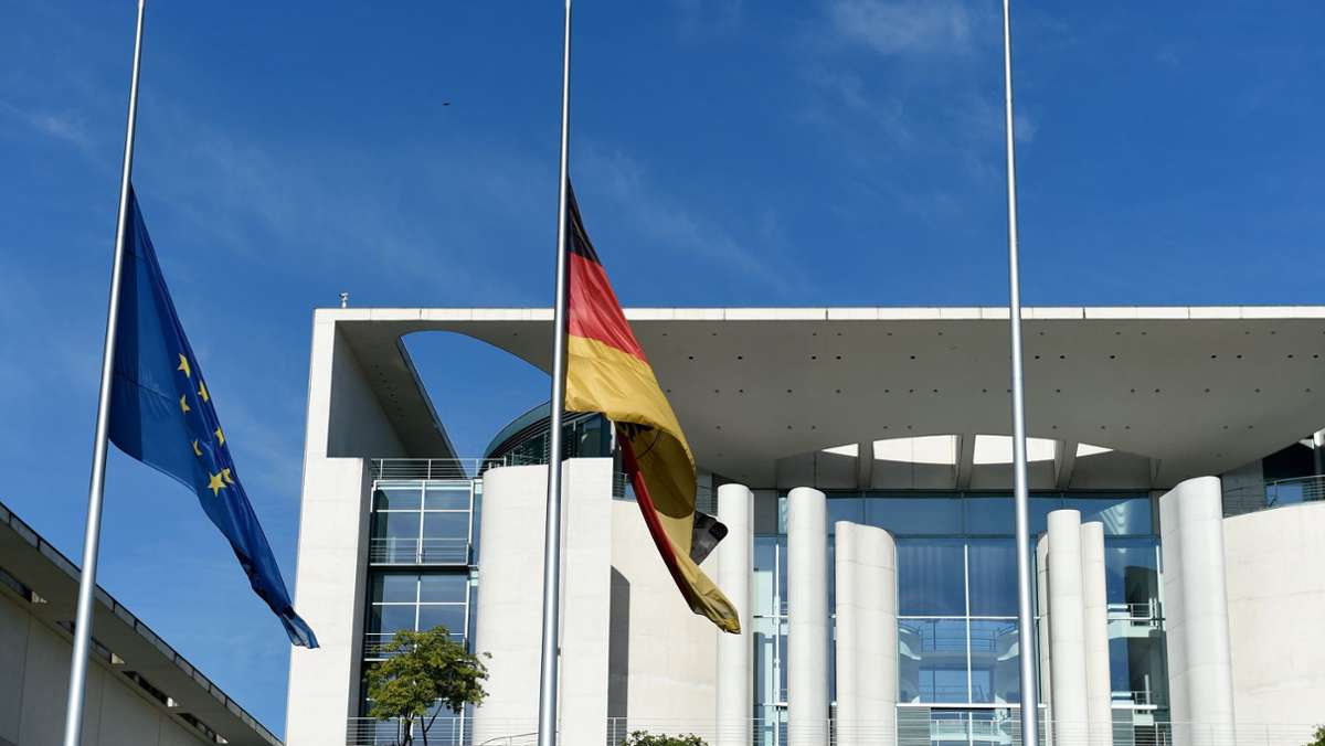  Am 27. Januar 2022 wehen die Flaggen in Deutschland wie jedes Jahr an diesem Tag auf halbmast. Doch was ist eigentlich der Grund für die Trauerbeflaggung? 