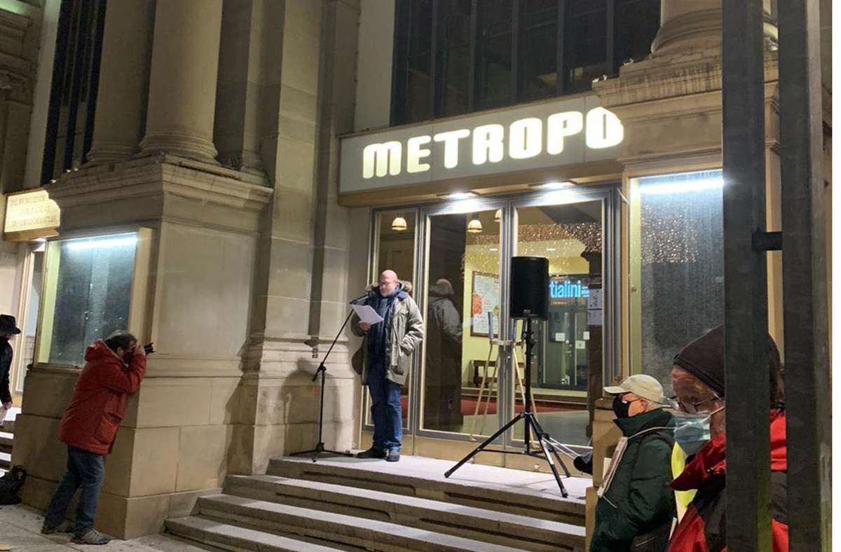 Filmemacher Goggo Gensch bei der Kundgebung vor dem Metropol-Kino in Stuttgart Foto: : Heinze
