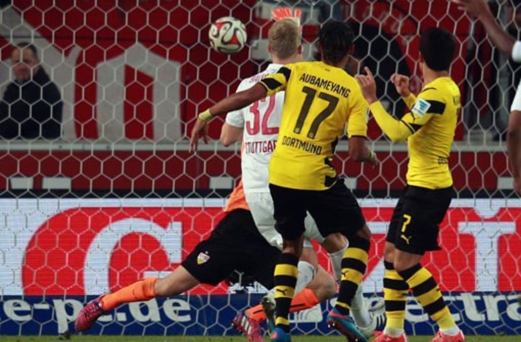 In der 25. Minute gehen die Gäste aus Dortmund nach einem Treffer von Aubameyang in Führung.