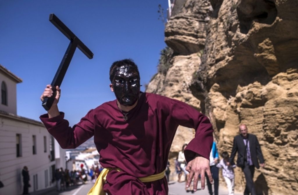 Der furchterregende Auftritt eines „Malandron“, eine Figur, die Jesus auf dem Kreuzweg begleitet hat, bei einer Prozession im spanischen Iznajar in der Provinz Cordoba.