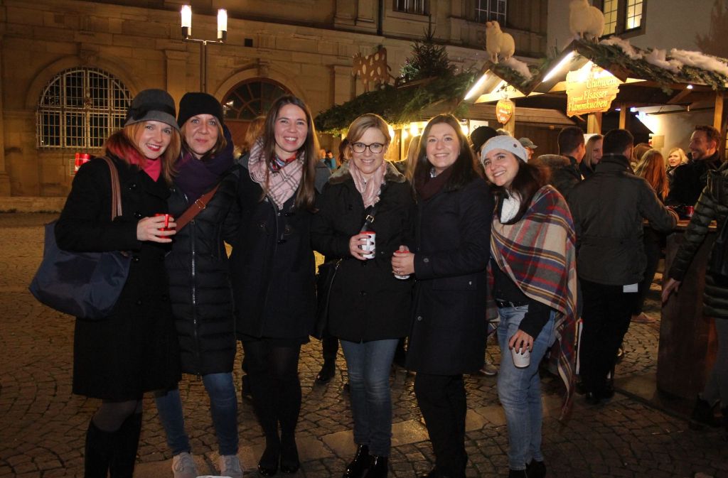 Stuttgarter und aus der ganzen Region angereiste Menschen trinken fröhlich Glühwein miteinander.