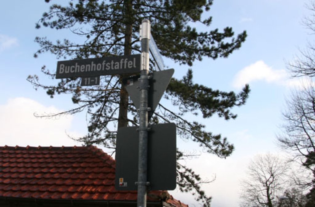 Die Buchenhofstaffel: Alte Postkarten zeigen ein mondänes Haus im Schweizer Stil mit Gauben und großer Aussichtsterrasse, doch im Bombenhagel des Zweiten Weltkriegs wurde das Luftkur-Hotel Buchenhof an der oberen Hasenbergsteige zerstört.
