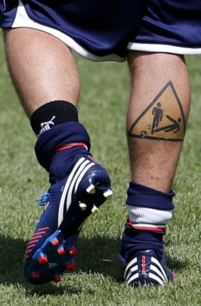 Diese Wade gehört Diamantis Mannschaftskollegen Daniele De Rossi: Das Tattoo könnte als Warnung für die Gegenspieler des Mittelfeldmannes gemeint sein.