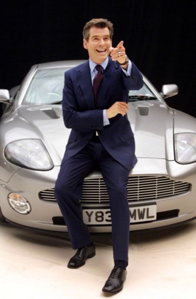 Diese traditionsreiche Verbindung wurde auch in späteren Bond-Verfilmungen weitergeführt. Hier Pierce Brosnan vor einem Aston Martin.