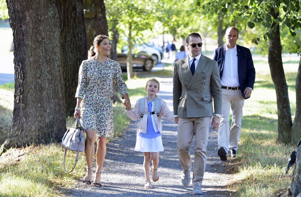 August 2018: Gut gelaunt macht sich Prinzessin Estelle von Schweden mit ihren Eltern Victoria und Daniel auf den Weg zur Schule.