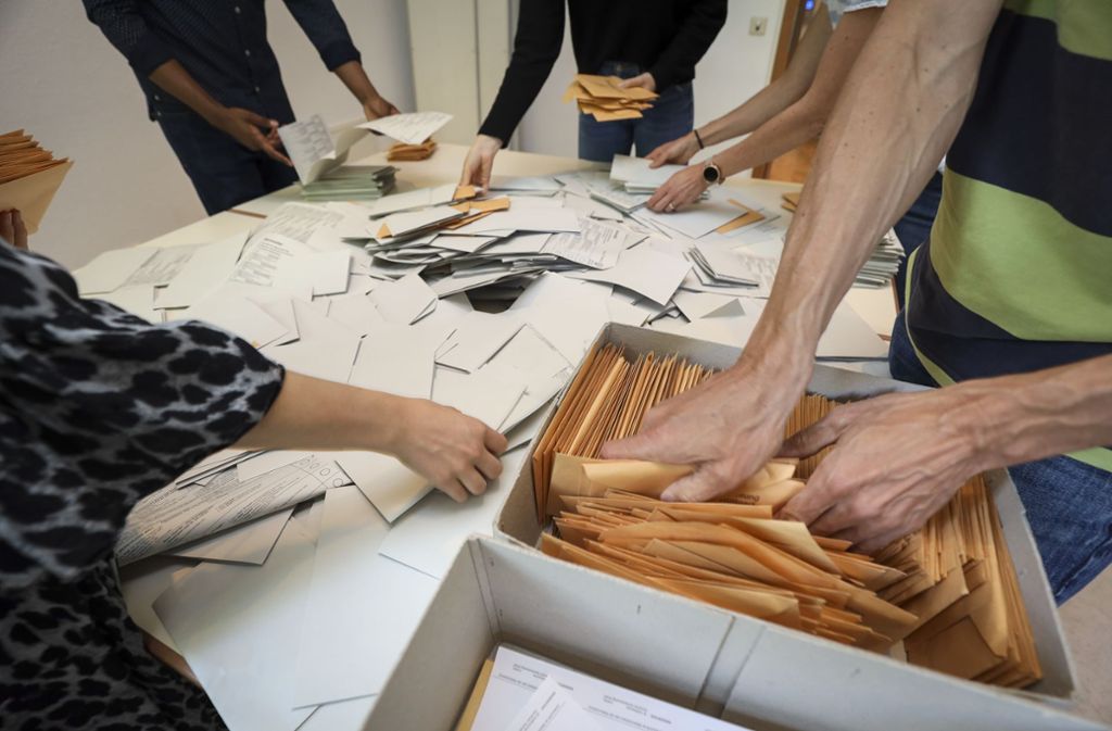 Wahlhelfer beim Auszählen der Stimmzettel. Foto: factum/Weise