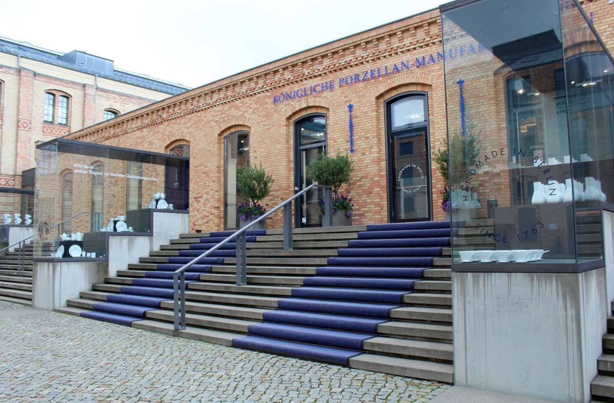Die Königliche Porzellan-Manufaktur (KPM) wurde 1763 gegründet und produziert noch immer mitten in Berlin, in der Nähe des Tiergartens.