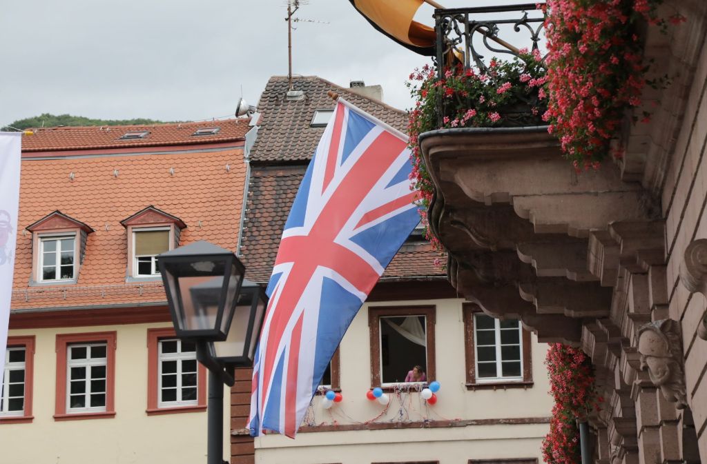 Die Fassaden der Häuser sind mit Flaggen, Luftballons und Wimpeln geschmückt.